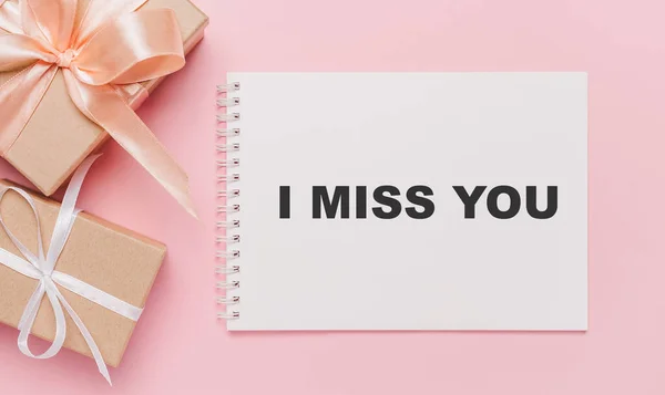 Geschenken Met Nota Brief Geïsoleerde Roze Achtergrond Liefde Valentijn Concept — Stockfoto