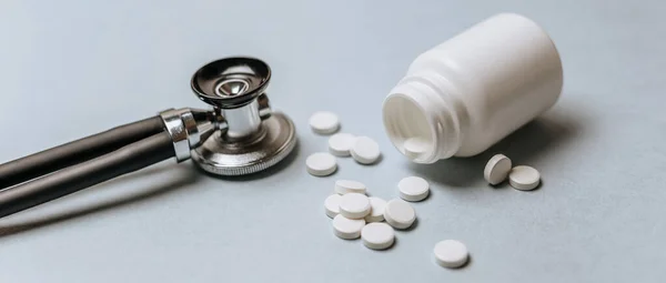 Białe Tabletki Stetoskop Stole Lekarskim Koncepcja Medyczna Badania Dotyczące Przepisywania — Zdjęcie stockowe