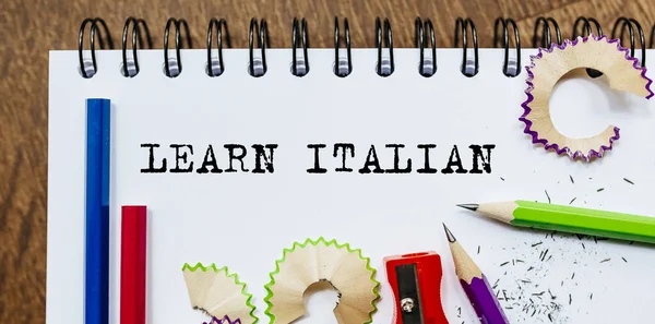 Lär Italienska Texter Skrivna Ett Papper Med Pennor Ämbetet — Stockfoto