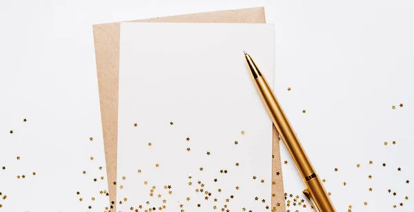 Κενό Σημείωμα Φάκελο Στυλό Και Χρυσά Αστέρια Glitter Λευκό Φόντο — Φωτογραφία Αρχείου