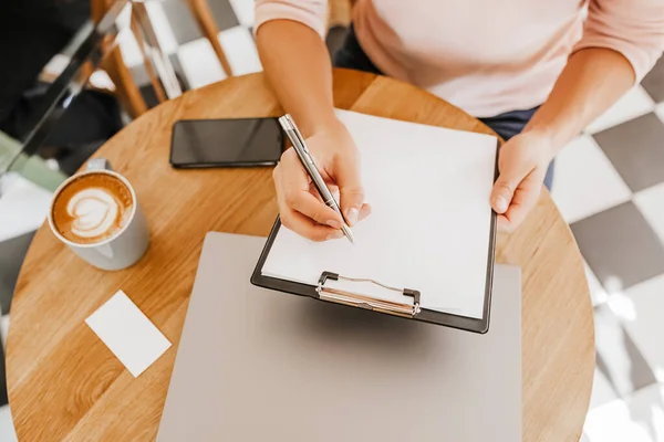 Hombre Escribe Información Negocios Cuaderno Lugar Trabajo Oficina Con Ordenador — Foto de Stock