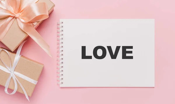 Cadeaus Met Nota Brief Geïsoleerde Roze Achtergrond Liefde Valentijn Concept — Stockfoto