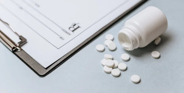 Pílulas Brancas Receita Mesa Médico Conceito Medicina Investigação Sobre Prescrição — Fotografia de Stock