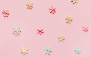 Tatlı ve şeker pembe arka planda, aşk ve sevgililer günü konsepti