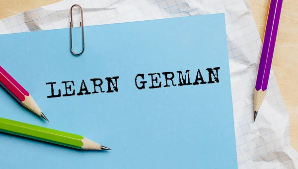 Lär Dig Tyska Text Skriven Ett Papper Med Pennor Ämbetet — Stockfoto