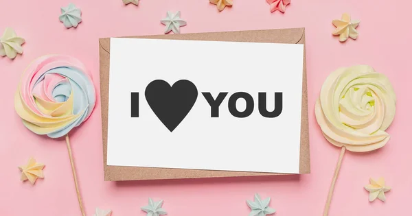 お菓子 愛とバレンタインのコンセプトと隔離されたピンクの背景にメモの手紙とギフト私はあなたを愛しています — ストック写真