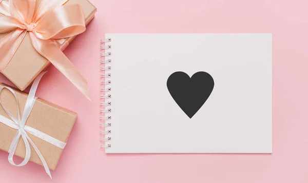 Regalos Con Carta Notas Sobre Fondo Rosa Aislado Amor Concepto — Foto de Stock