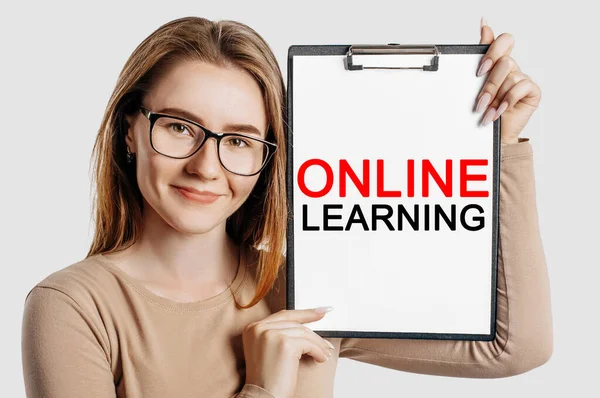 Online Učení Krásná Mladá Obchodní Žena Nosí Brýle Drží Schránku — Stock fotografie