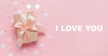 Pembe arka planda hediyeler, aşk ve sevgililer günü mesajı. Seni seviyorum.