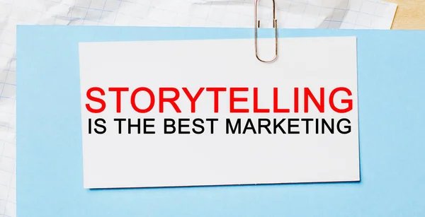 Text Storytelling Mejor Marketing Una Tarjeta Blanca Sobre Fondo Azul — Foto de Stock