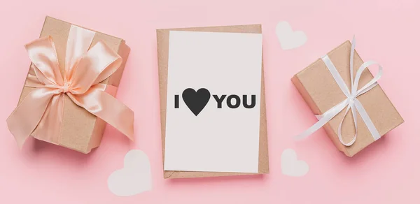 Geschenken Met Nota Brief Geïsoleerde Roze Achtergrond Liefde Valentijn Concept — Stockfoto