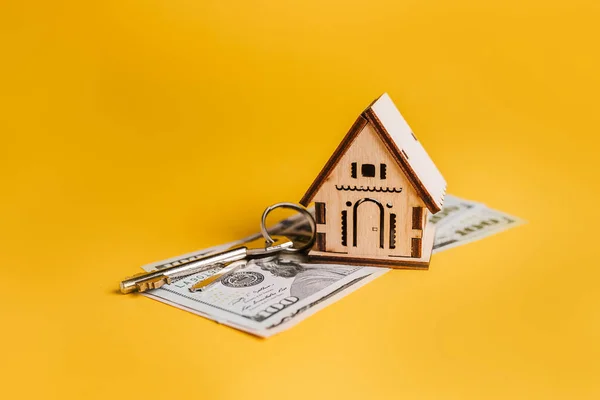 Hus Miniatyr Modell Nycklar Och Pengar Gul Bakgrund Investeringar Fastigheter — Stockfoto
