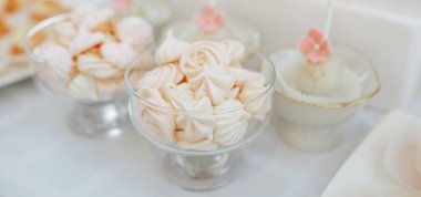 Şölende çikolata. Düğün masası şekerli, pastalı, pastalı, kekli, şekerli. Restoranda olay var.