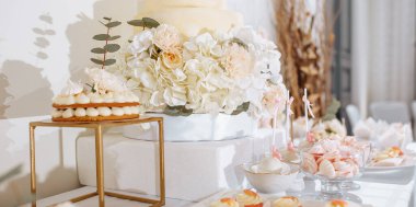 Şölende çikolata. Düğün masası şekerli, pastalı, pastalı, kekli, şekerli. Restoranda olay var.