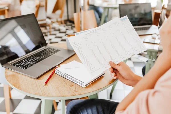 Affärsman Kontrollerar Information Diagram Kontoret Nära Bärbar Dator — Stockfoto