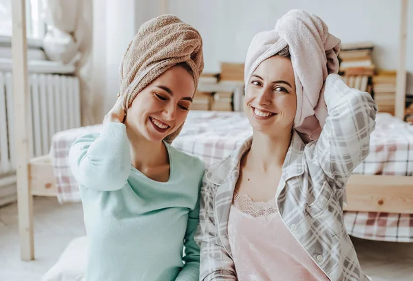 Дві Дівчини Роблять Маски Краси Обличчя Волосся Огірки Свіжості Шкіри — стокове фото