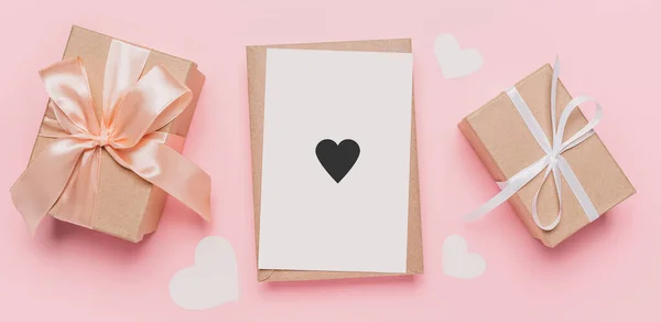 Presentes Com Carta Nota Sobre Fundo Rosa Isolado Amor Conceito — Fotografia de Stock