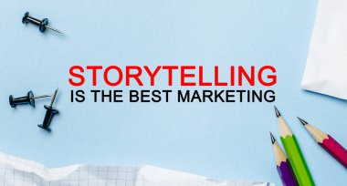 Metin Öyküleme, mavi arka planda kalemleri olan beyaz bir not defterindeki en iyi pazarlamadır. İş konsepti