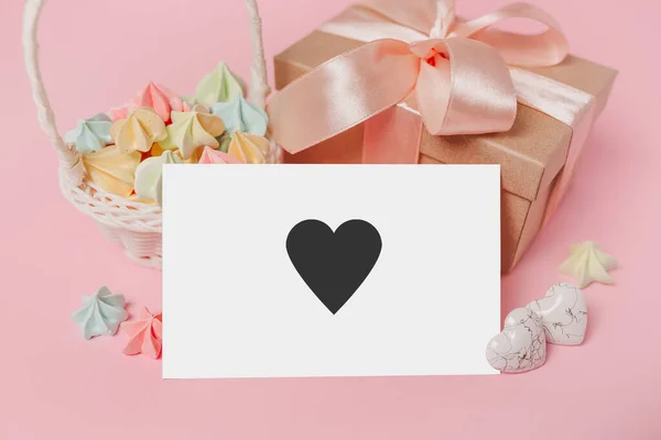 Cadeaus Met Nota Brief Geïsoleerde Roze Achtergrond Met Zoetigheden Liefde — Stockfoto