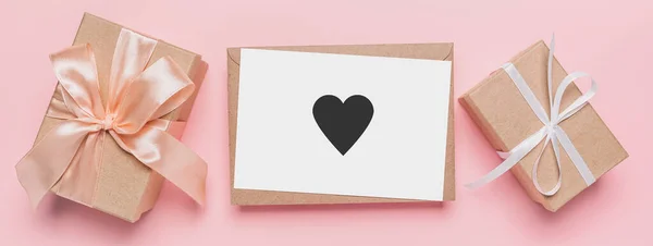 Geschenke Mit Zettelbrief Auf Isoliertem Rosa Hintergrund Liebe Und Valentinskonzept — Stockfoto