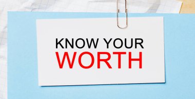 Mavi arka plandaki beyaz bir kartta değerini bil. İş konsepti