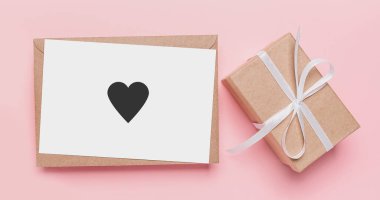 İzole edilmiş pembe arka plan, aşk ve kalp ile sevgililer günü konsepti üzerine notlu hediyeler