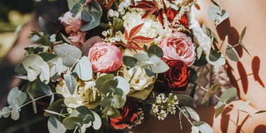 Gelin elinde kırmızı ve pembe çiçekli düğün buketi