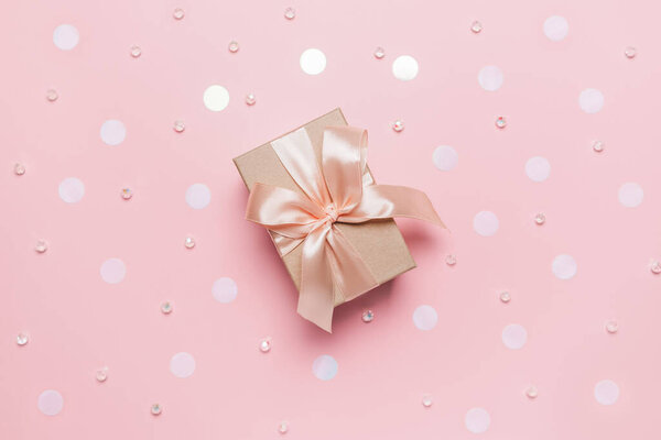 Подарки на розовом фоне, любовь и валентинка