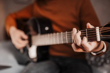 Kız evde online öğrenme yardımıyla gitar çalmayı öğreniyor