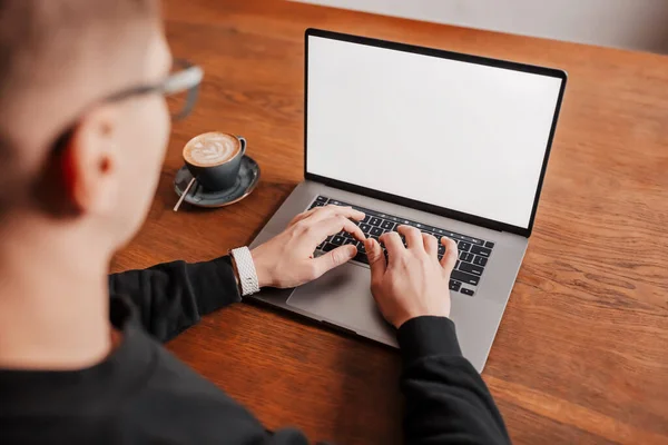 Hombre Guapo Trabajando Portátil Lugar Trabajo Empresario Escribiendo Información Computadora — Foto de Stock