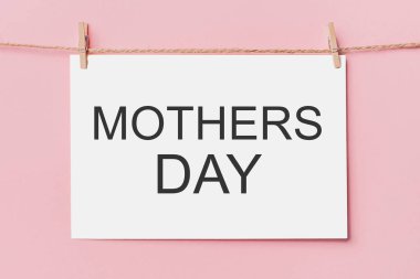 Pembe arka planda ipteki raptiye, metin anneleri gününde aşk ve sevgililer günü konsepti.