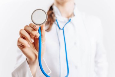 Beyaz arka planda steteskoplu bir doktor.