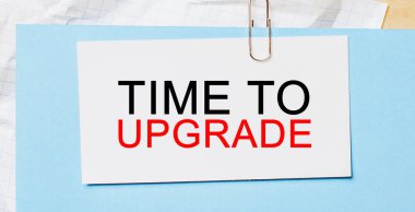 Mavi arkaplandaki beyaz kartı güncelleme zamanı. İş konsepti