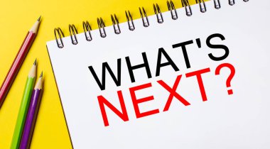 Sarı arka planda kalemler olan beyaz bir not defterine sırada ne olduğunu yaz. İş konsepti