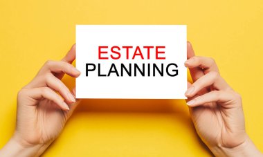 Sarı arka planda yazılı kağıtları olan kadın el kağıtları. İş ve finans kavramı