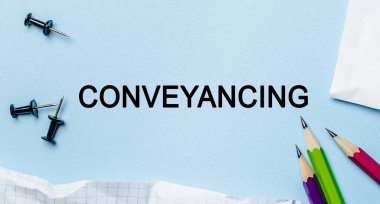 Mavi arka planda kalemler olan beyaz bir not defterinde metin iletimi. İş konsepti