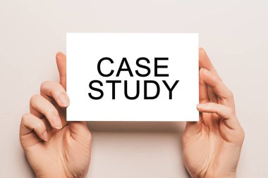 Sarı arka planda yazılı metin dosyası olan bir kadın el kağıdı tutuyor. İş ve eğitim kavramı