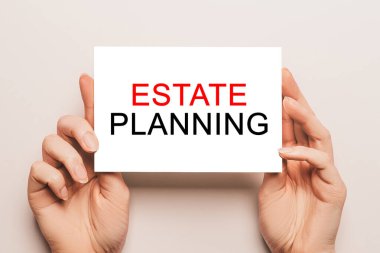 Sarı arka planda yazılı kağıtları olan kadın el kağıtları. İş ve finans kavramı