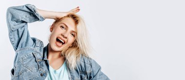 Gri izole edilmiş güzel, mutlu genç kız.