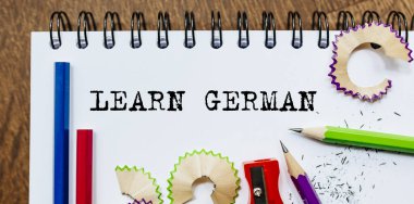 Ofiste kalemli bir kağıda yazılmış Almanca metni öğren