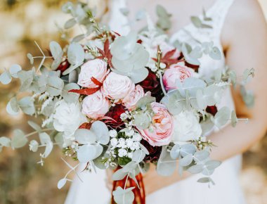 Gelin elinde kırmızı ve pembe çiçekli düğün buketi