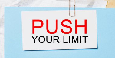 Sınırınızı mavi arkaplandaki beyaz bir karta yazın. İş konsepti