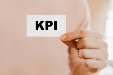 KPI ile kartvizit tutan adam.