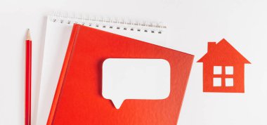 Eviniz güzelmiş. Tahmini ev vergisi ödüyorum. Kırmızı ev, not defteri ve etiket ile kopyala boşluk beyaz arkaplan