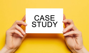 Sarı arka planda yazılı metin dosyası olan bir kadın el kağıdı tutuyor. İş ve eğitim kavramı