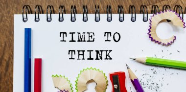 Ofisinde kalemler olan bir kağıda yazılmış metni düşünme zamanı.