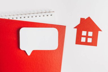 Eviniz güzelmiş. Tahmini ev vergisi ödüyorum. Kırmızı ev, not defteri ve etiket ile kopyala boşluk beyaz arkaplan