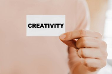 Yaratıcılıkla dolu bir kartvizit tutan adam.