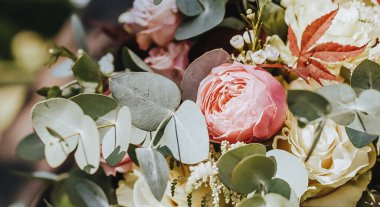 Gelin elinde kırmızı ve pembe çiçekli düğün buketi