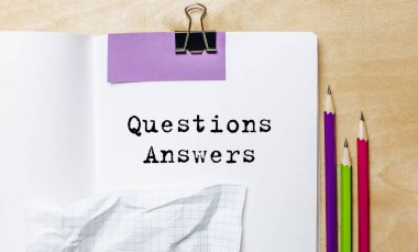 Sorular, ofisteki masanın üzerinde kalemlerle bir kağıda yazılmış metinleri yanıtlıyor